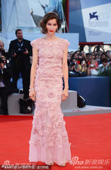 组图：威尼斯闭幕红毯 卡斯特粉群亮相优雅迷人