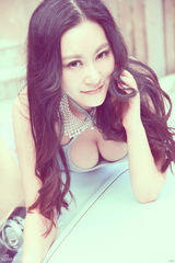 组图：性感女神俞夏巨乳内衣时尚秀