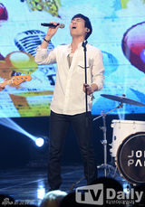 组图：EXO《MCD》华丽演出 2NE1回归登台