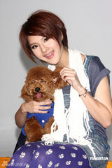 幻灯图：郭静短发清爽干练 宣传照与爱犬一同入镜 