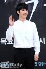 组图：李钟硕尹相铉再合作 挽手飞吻欢乐多