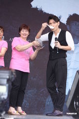 组图：杨宗纬歌迷送养声妙方 不怕与萧敬腾比较