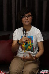 组图：周笔畅穿白T干练签售 受访腼腆露娇笑