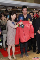 组图：陈豪避看太太亲热戏 赚奶粉钱自嘲惹人嫌