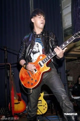 幻灯组图：汪东城助阵“晚生”送吉他秘笈