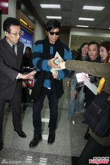 组图：日星大泽隆夫帅气抵台 握手签名来者不拒