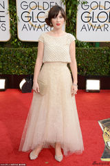 组图：佐伊红毯组图 纱裙头花小清新本色