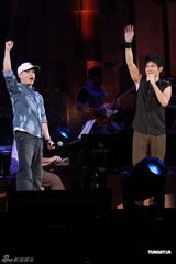 组图：曹格个唱力证与侧田兄弟情 刘德华低调助阵