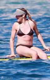 高清组图：卡梅隆-迪亚兹性感比基尼戏水