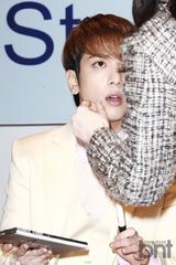 组图：韩团CNBLUE办专辑签名会 成员手持玫瑰