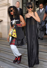 组图：蕾哈娜吊带裙现身英国激情献唱