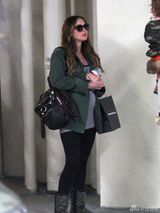 组图：梅根-福克斯挺大肚现身 爱子叼奶嘴萌呆