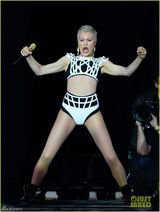 组图：Jessie J绷带装露底裤 下腰秀壮硕身材