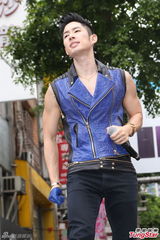 组图：吴建豪穿背心秀身材 幽默学大卫雕塑