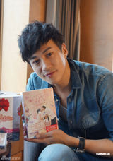 组图：何润东海外宣传《真心请按两次铃》