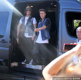 组图：比伯当街献唱谢歌迷 小天王自恋摸发