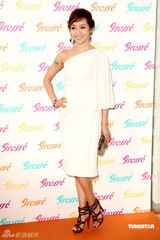 组图：侯佩岑斜肩礼服优雅 娇羞难掩待嫁女儿心