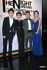 组图：赌王四太梁安琪携何猷亨何超欣出席活动