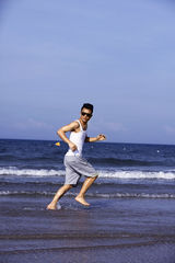 组图：欢子越南拍摄写真 湿身大秀完美身材