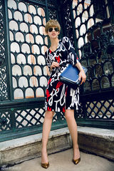 组图：张俪异国拍复古大片 金色短发显高贵冷艳