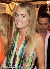 组图：哈里王子女友夜店狂欢 醉揽半裸男