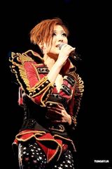 高清图：郑秀文台湾再度开唱 穿婚纱大唱许志安名曲