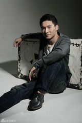 组图：李泰全新写真 尽展轻熟绅士魅力