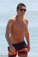 组图：英国跳水正太戴利海滩度假 身材略显发福