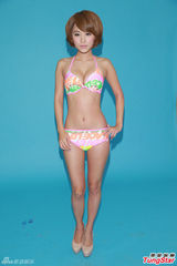 组图：罗彩玲露事业线拍写真 性感失守走光