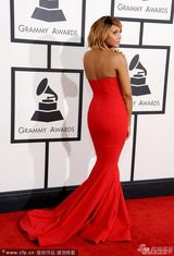 组图：歌手布拉克斯顿红裙艳丽 抹胸装性感