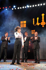 组图：严宽求婚现场 2.1克拉钻戒迎娶杜若溪