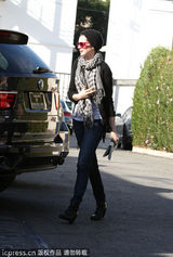 组图：海瑟薇便装亮相 黑白搭配演绎秋日时尚