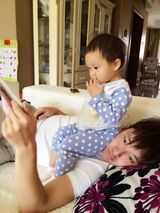 组图：李小璐与女儿甜蜜出镜 贾乃亮幼儿照曝光