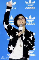 组图：周笔畅最新MV《预感》在京首发