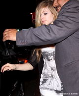 幻灯：艾薇儿泡吧借酒消愁 骷髅新娘T恤映射寂寞