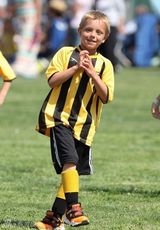 组图：布兰妮爱子阳光魅力 玩鬼脸与妹子齐卖萌