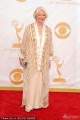 组图：老牌明星艾伦-贝斯汀优雅亮相艾美红毯