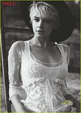 高清图：凯瑞-穆里根登时尚杂志封面 演绎经典红白蓝