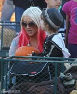 组图：阿奎莱拉携子玩耍 男友全程甜蜜陪伴