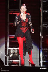 组图：阿妹身著爆乳装开唱 歌迷现场点唱饱耳福