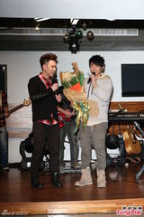 组图：孙耀威在家只穿内裤 赠陈威全韭菜“补身”