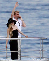 组图：艾薇儿蜜月甜蜜照 贵妇黑裙遮肚疑有孕