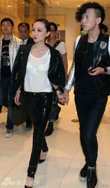 组图：霍思燕内衣外穿霸气外露 分享扮靓心得 