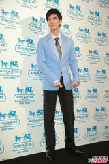 组图：王力宏西装亮相代言阳光俊朗