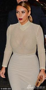 组图：卡戴珊网纹装豪气亮相 肉色上衣似真空