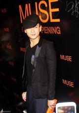 组图：刘嘉玲开夜店众明星捧场