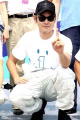 组图：李连杰率郭富城等众星出席壹基金拉力赛