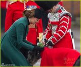 组图：凯特王妃怀孕见肚 亲自弯腰拔鞋跟