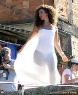 幻灯：艾丽西亚-凯斯街头拍新歌MV 补妆不忘秀肥臀