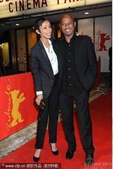 幻灯图：电影《洛克热带》首映 女主角黑白装靓丽